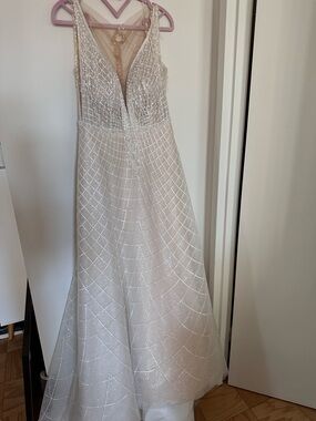 Elegant White Sparkle V-Neck Wedding Dress